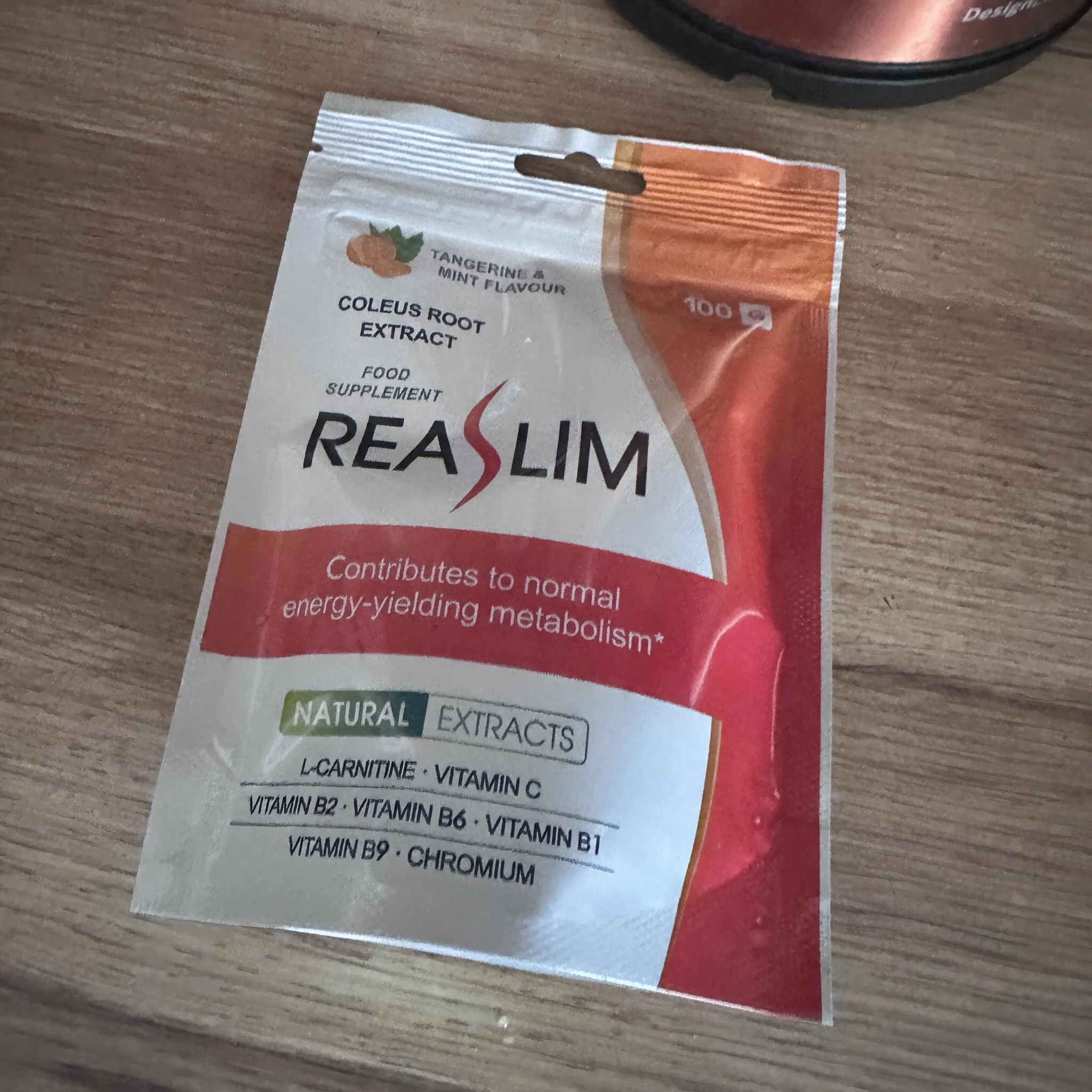 Javier Morales con el envase de Reaslim